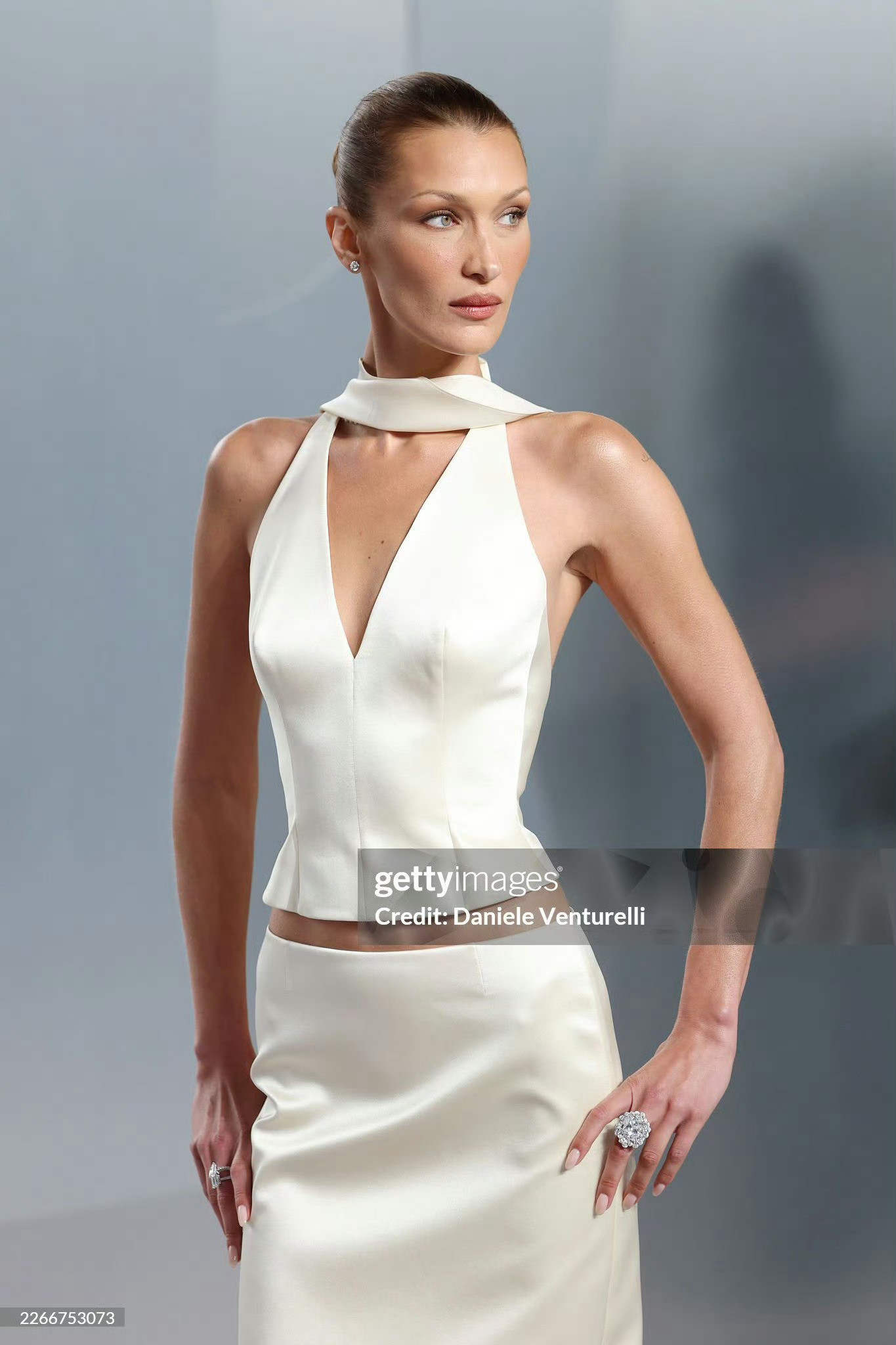 BellaHadidx名利场奥斯卡派对，身穿来自Prada特别定制款亮