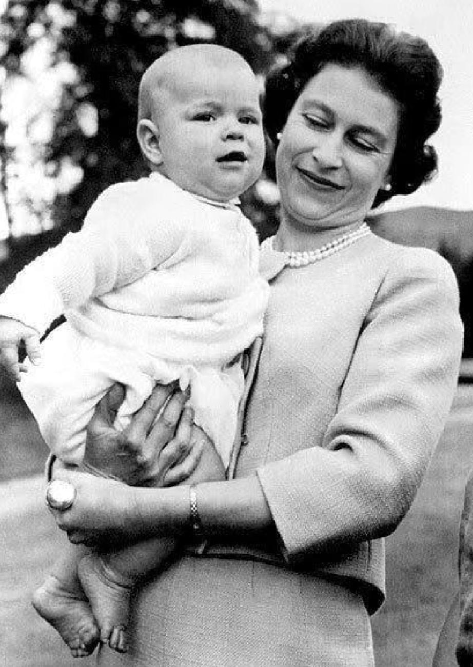 女王抱着虎头虎脑的好大儿安德鲁王子，眼里尽是慈母的宠溺和欣喜。安德鲁从小体格子