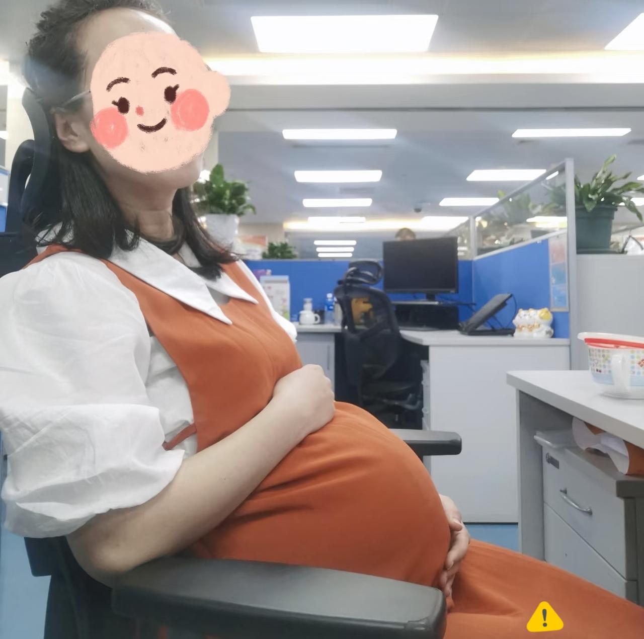 我闺蜜现在快愁死了，怀孕7个月，公司给了俩产假方案：要么休90天，回来还是她的主