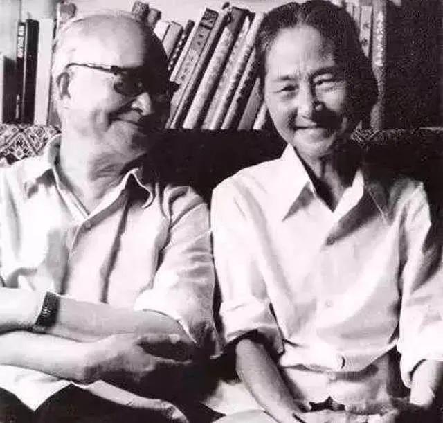 1929年，沈从文爱上自己的女学生张兆和，在给她的情书上写到：“我爱你的灵魂，更