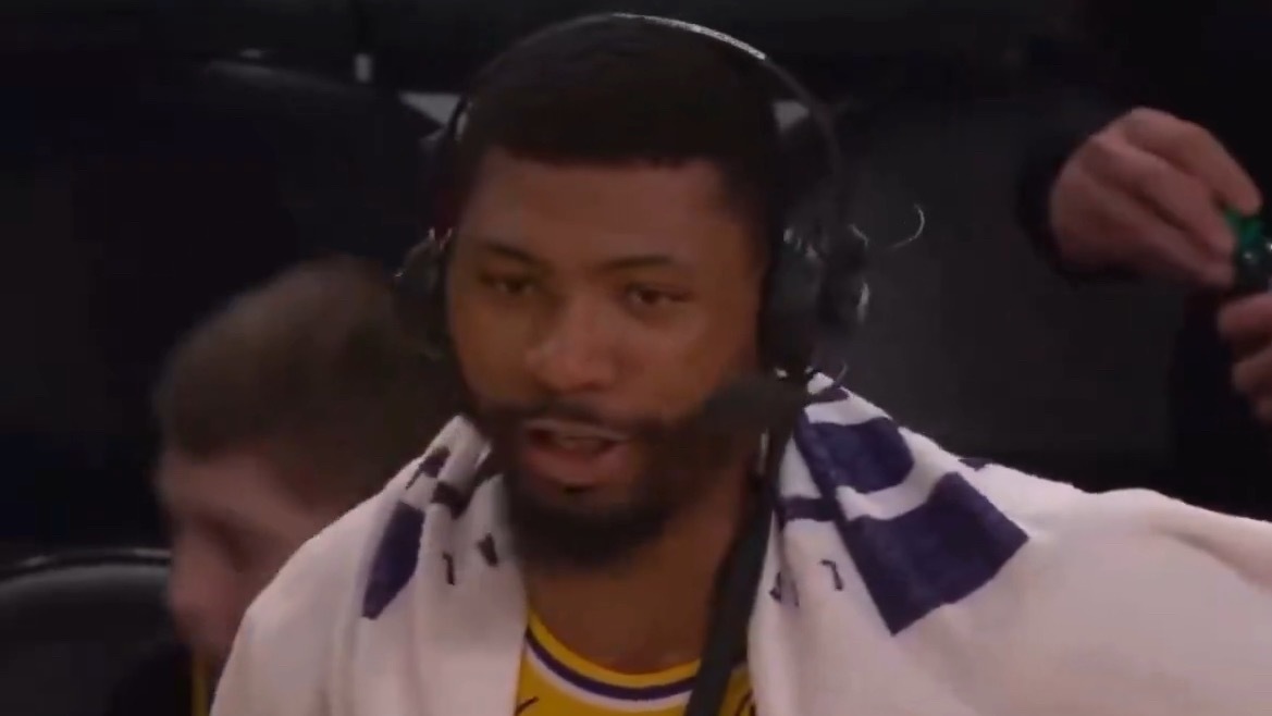 东契奇赛后谈到斯玛特对球队的意义：“说实话，他太不可思议了，他总能拿出新的东西来