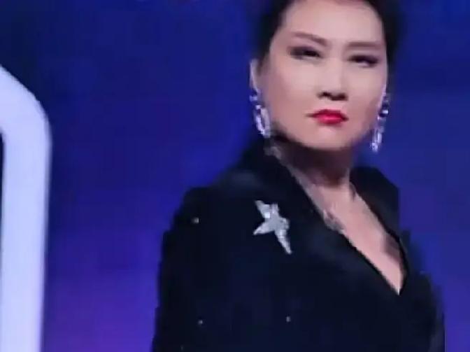 59岁张凯丽黑脸走秀，全网喊她笑的人先闭嘴走完秀她一句话没解释，热搜挂了一