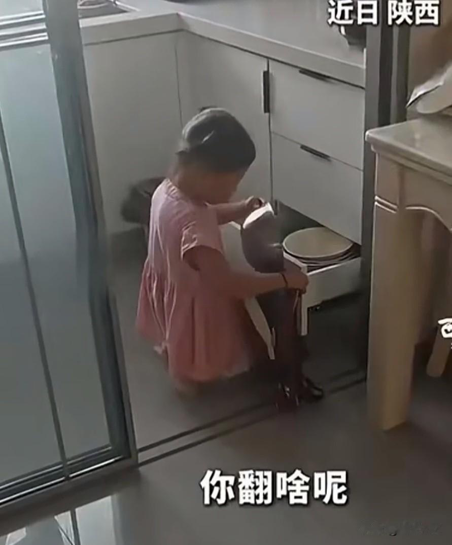 小女孩嫌幼儿园饭碗太小，想从家里拿大碗！妈妈问：你拿碗干嘛，孩子说，学校碗太小