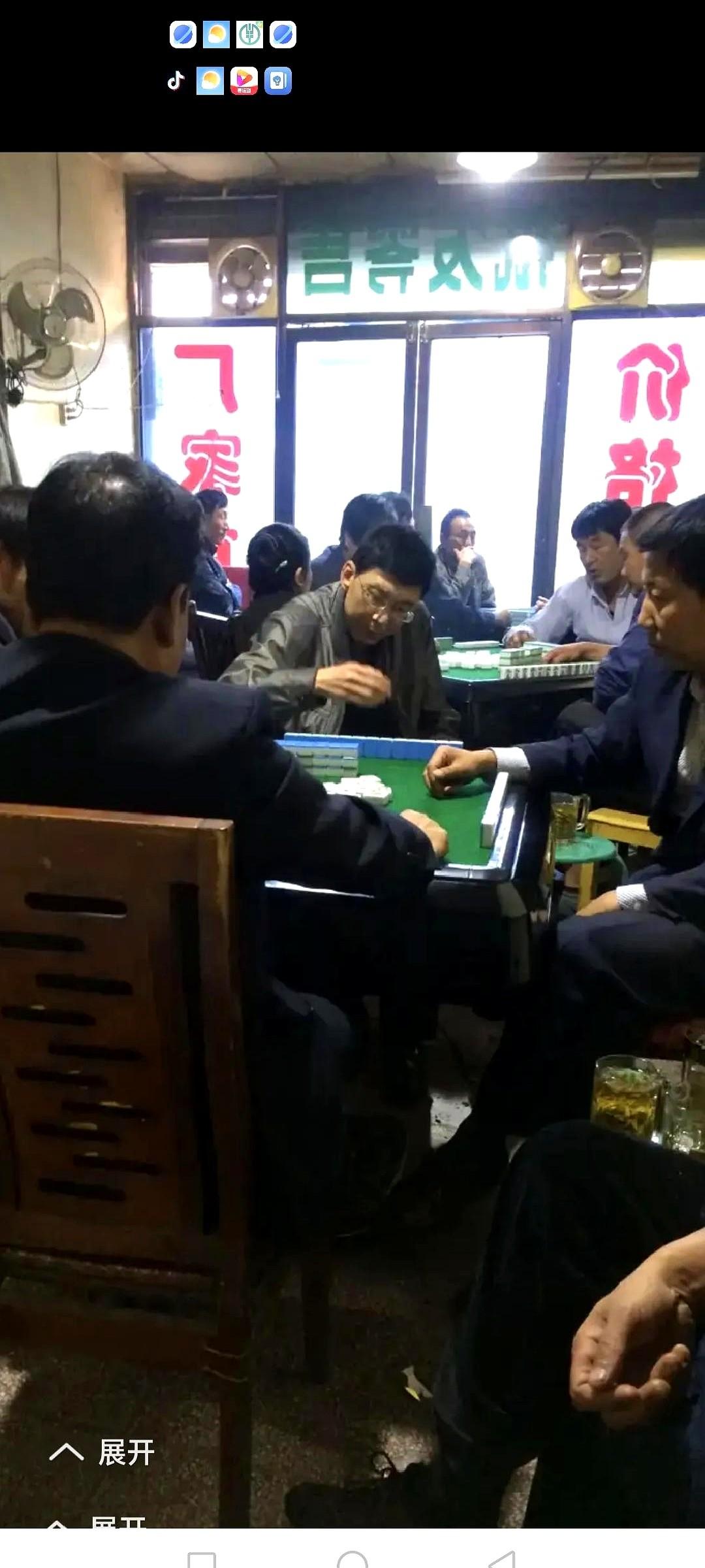 昨天中午去麻将室，撞见个离谱事。一个30岁小伙打麻将，手气背到爆，三个多小时输了