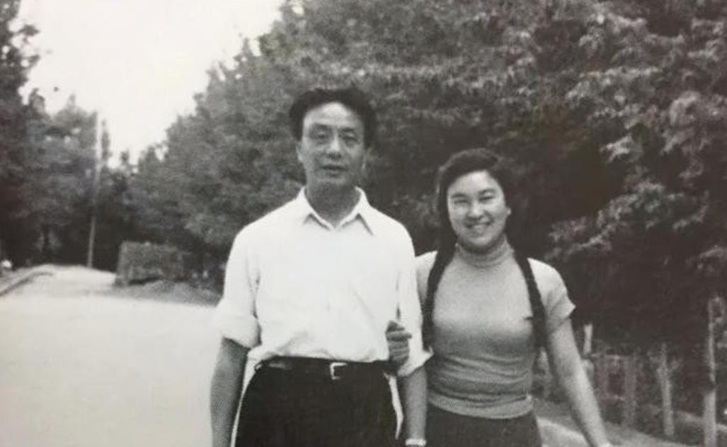 1955年，北京作协的2楼窗口，一双眼睛正死死盯着楼下做操的年轻女人。她22岁，