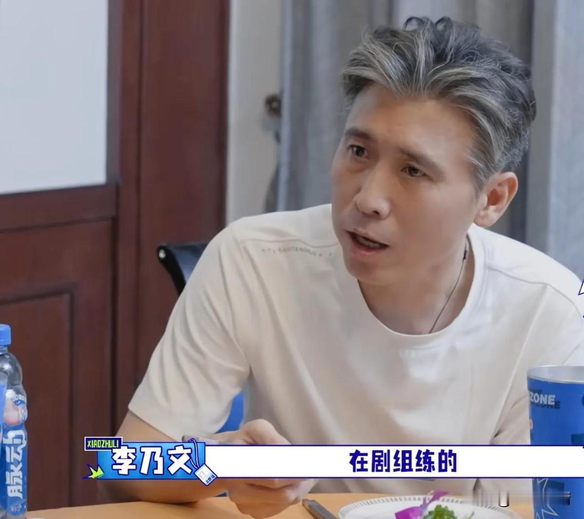 向佐吃饭快，弟弟追着他吃，最后追上的是体重。李乃文在节目里问向佐，你这吃饭速度
