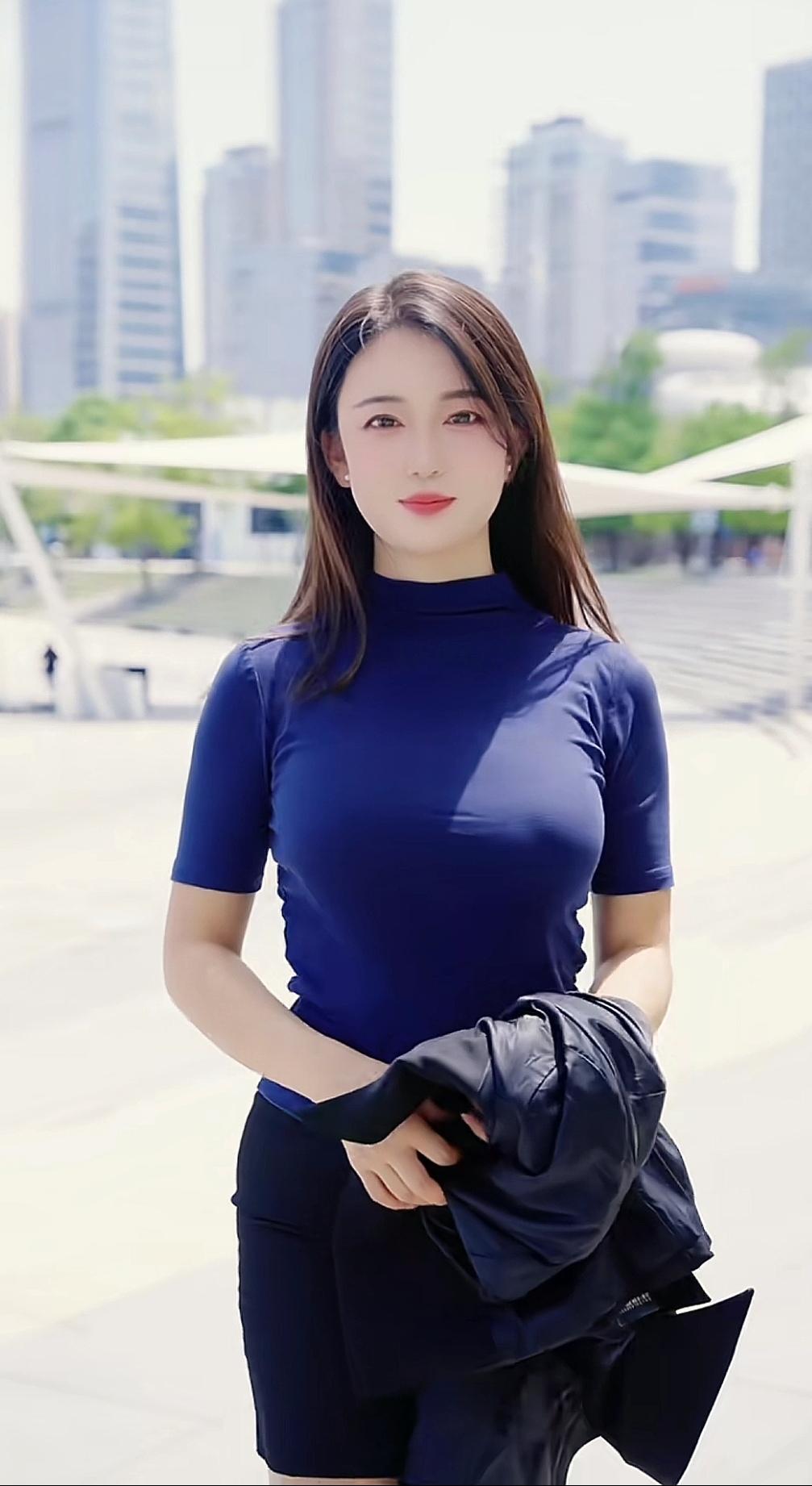 江边丽人，青衫小步行。气质生活写真美女自由风分享美人照