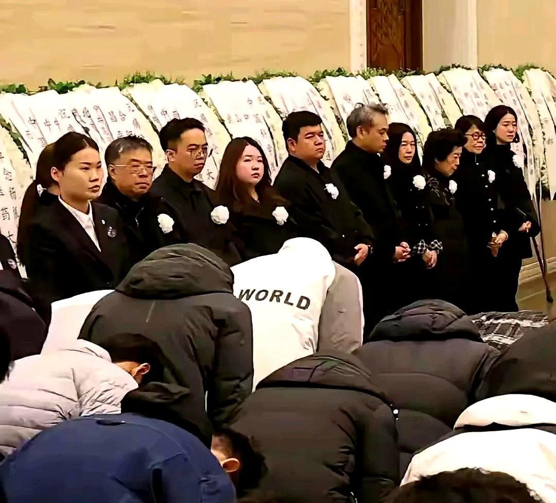 翁帆站第一排,没人说闲话了。她不是外人,是那二十年,天天端药、陪聊、扶着走路的