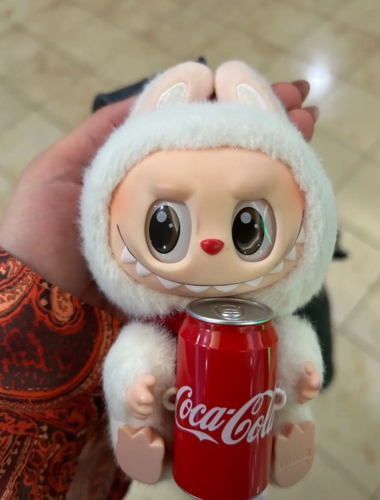 LABUBU为什么有人愿意出高价买？最近看网友说，她在墨西哥回美国的机场，有人