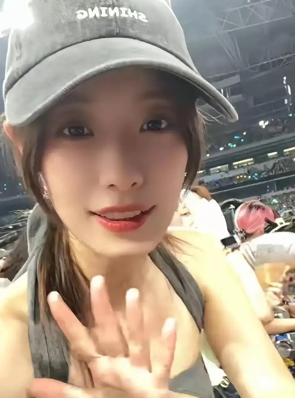 去年十二月，章子怡带着新电影《酱园弄》上东方卫视节目。主持人司雯嘉介绍她时，张嘴