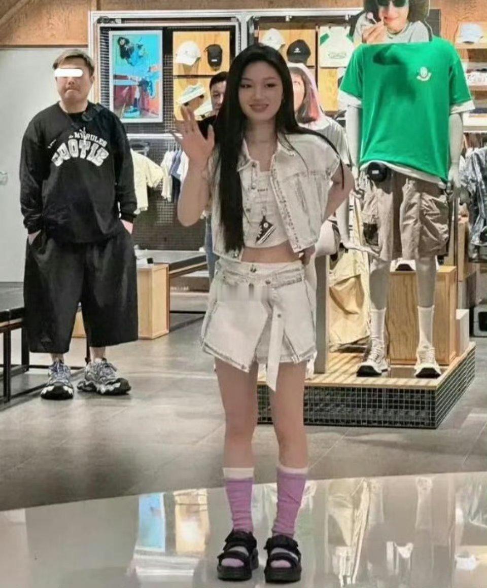 单依纯线下长这样,为啥腿型感觉怪怪的？​​​​