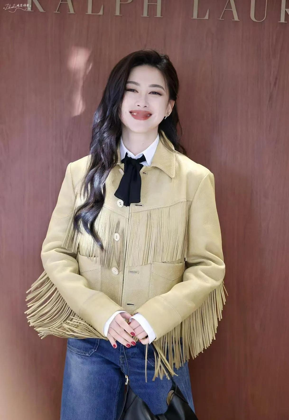 朱珠的流苏皮衣，把气质焊在了身上！一件流苏皮衣，内搭简约的白衬衫，再配上一