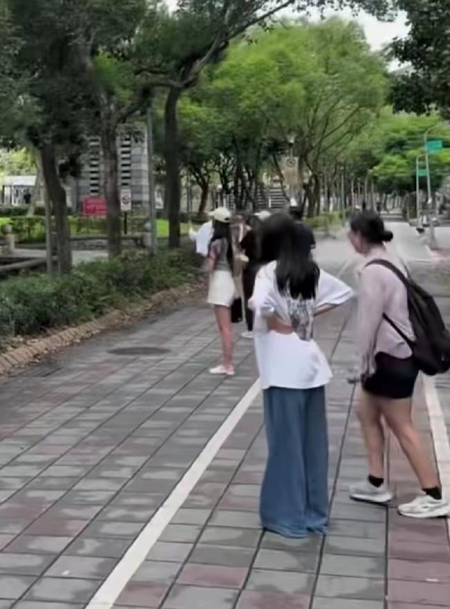 张兰在家庭中的地位还是很明显。汪小菲马筱梅在母亲节这天带着张兰飞去湾湾，在湾湾街