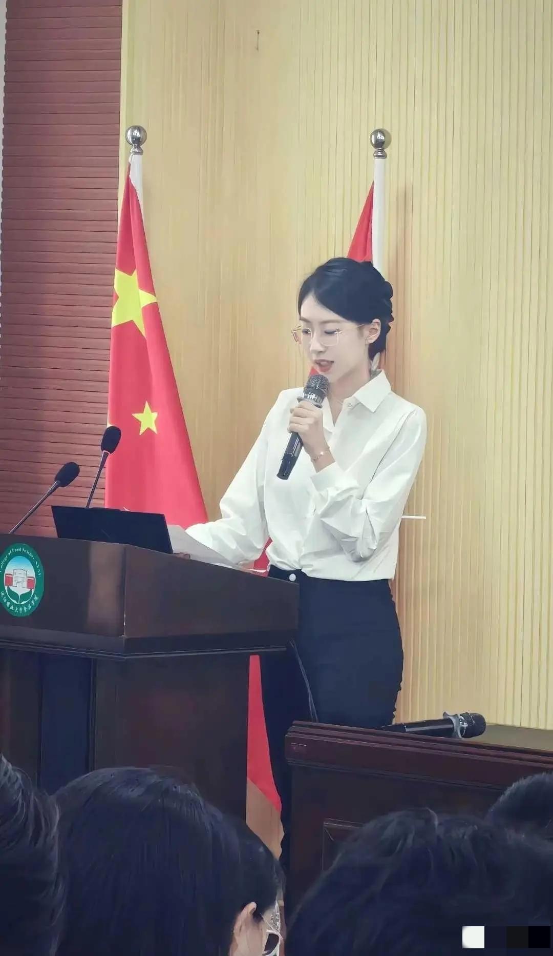 网友:什么样的男人才配得上这种体制内才貌双全的女生？[？？？]