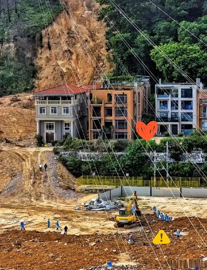 山体崩塌前近一小时，网格员挨家敲门劝人转移，不少住户嫌吵闹指责她多事，她依旧坚持