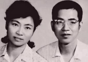 1977年，44岁的陈景润在住院时，喜欢上了27岁的女军医，在向女军医表白时，将
