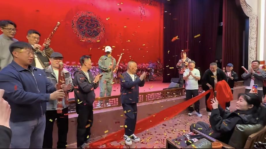 德云社上海分社开业，郭德纲穿LV1.5万元的鞋子，于谦只穿800元的斯凯奇!