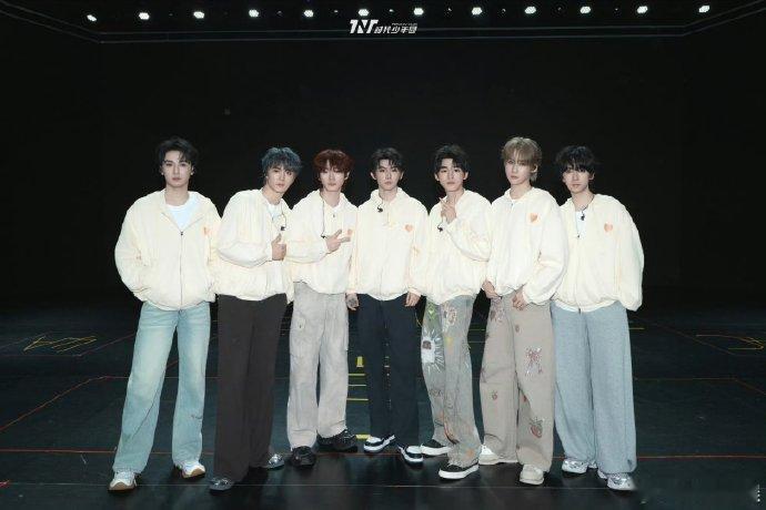 时代少年团六周年演唱会排练照来啦～！！！马嘉祺黑发丁程鑫红发，宋亚轩黑发，刘