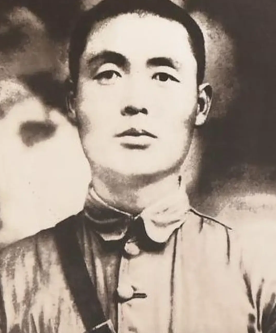 如果当年董振堂坚持带着五军团北上找中央红军，五军团或许也不会全军覆没。草地分