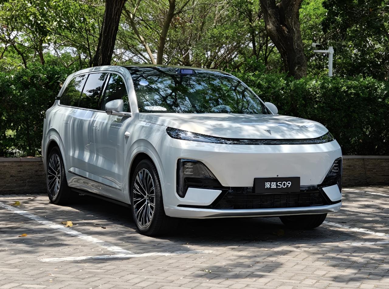 深蓝S09，降到17.99万，就能超级爆款。吉利银河M9，入门版只要17.3