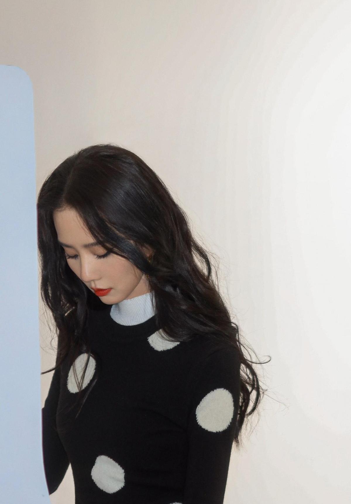 她不再演仙女儿了，穿上粗花呢，眼线画得像霓虹灯。Chanel一口认下她，不是因