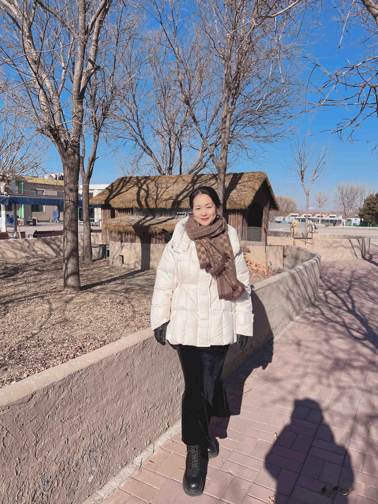 我就是50多岁的老太太，今年还买了一件在逃公主的羽绒服呢，纯纯的少女的款式。