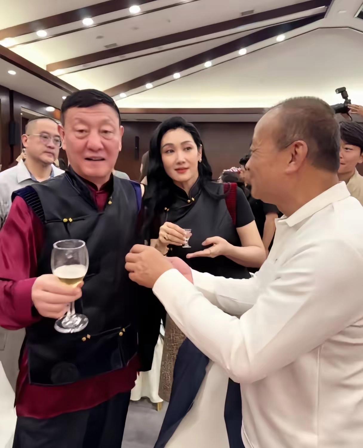 韩磊带老婆其其格回内蒙吃喜酒，58岁了还穿情侣装，敬酒杯子放得比长辈低，低调得很