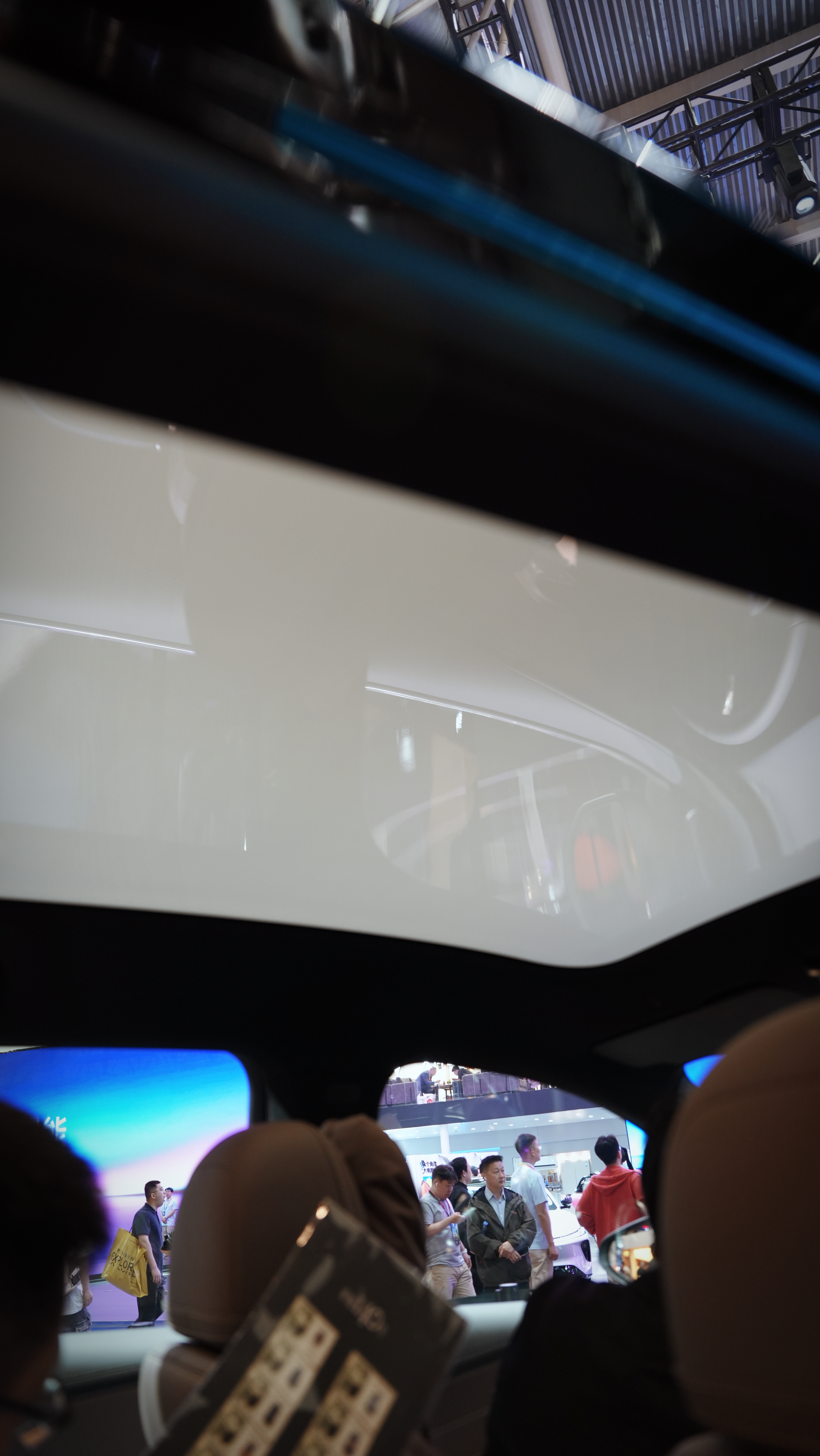 该说不说啊，奔驰的内饰设计，确实很顶，简单拍了几张新一代纯电GLCL的内饰格调