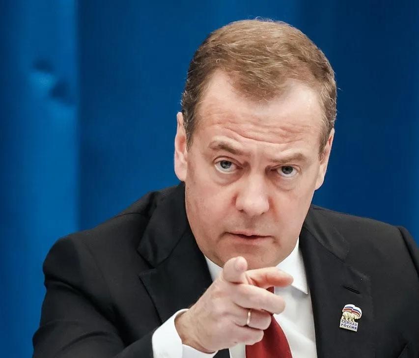 梅德韦杰夫作为俄罗斯的前总统，一直是被认为普京的左膀右臂，他之前担任俄罗斯总统的