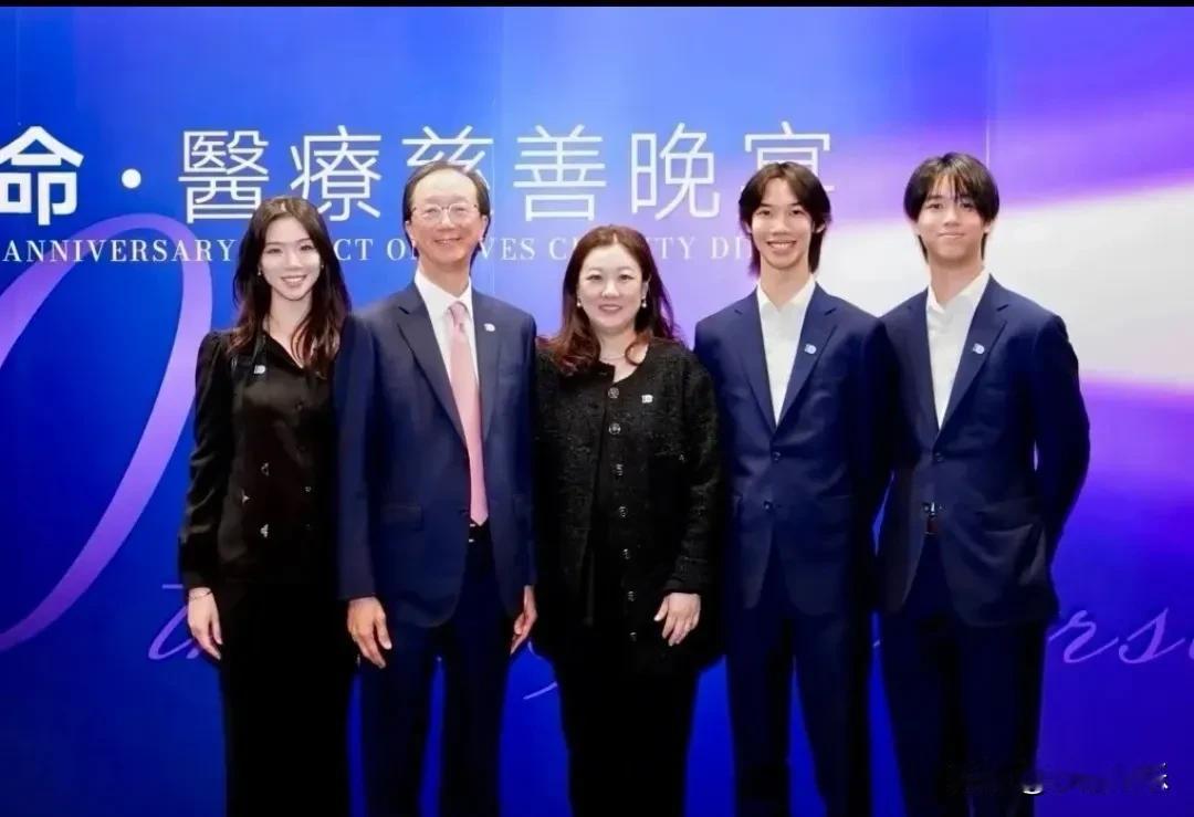 48岁伏明霞和老公带着三个儿女亮相慈善活动，两个儿子高大帅气，女儿大方美丽！