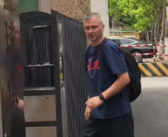 全身心扎根球队！亚科夫列维奇住进球员宿舍为加快团队磨合，广东男篮新帅亚科夫