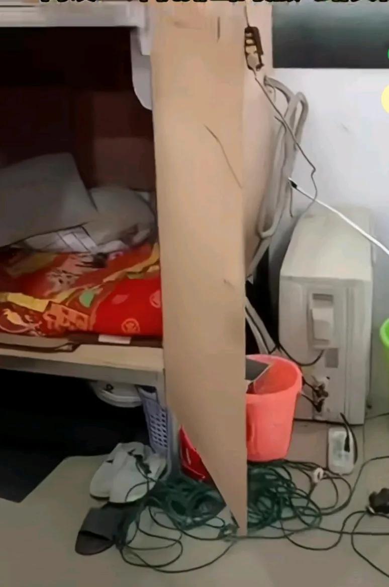 男子在自己的床上装了一台空调，自己独享，不让其他人吹，他说工作了好久攒钱，终