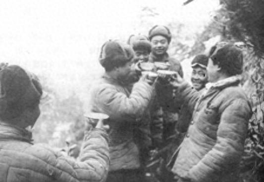 起义部队百余人携枪叛逃，起义将领下令缴枪，贺龙果断拒绝该命令，原因是什么？19