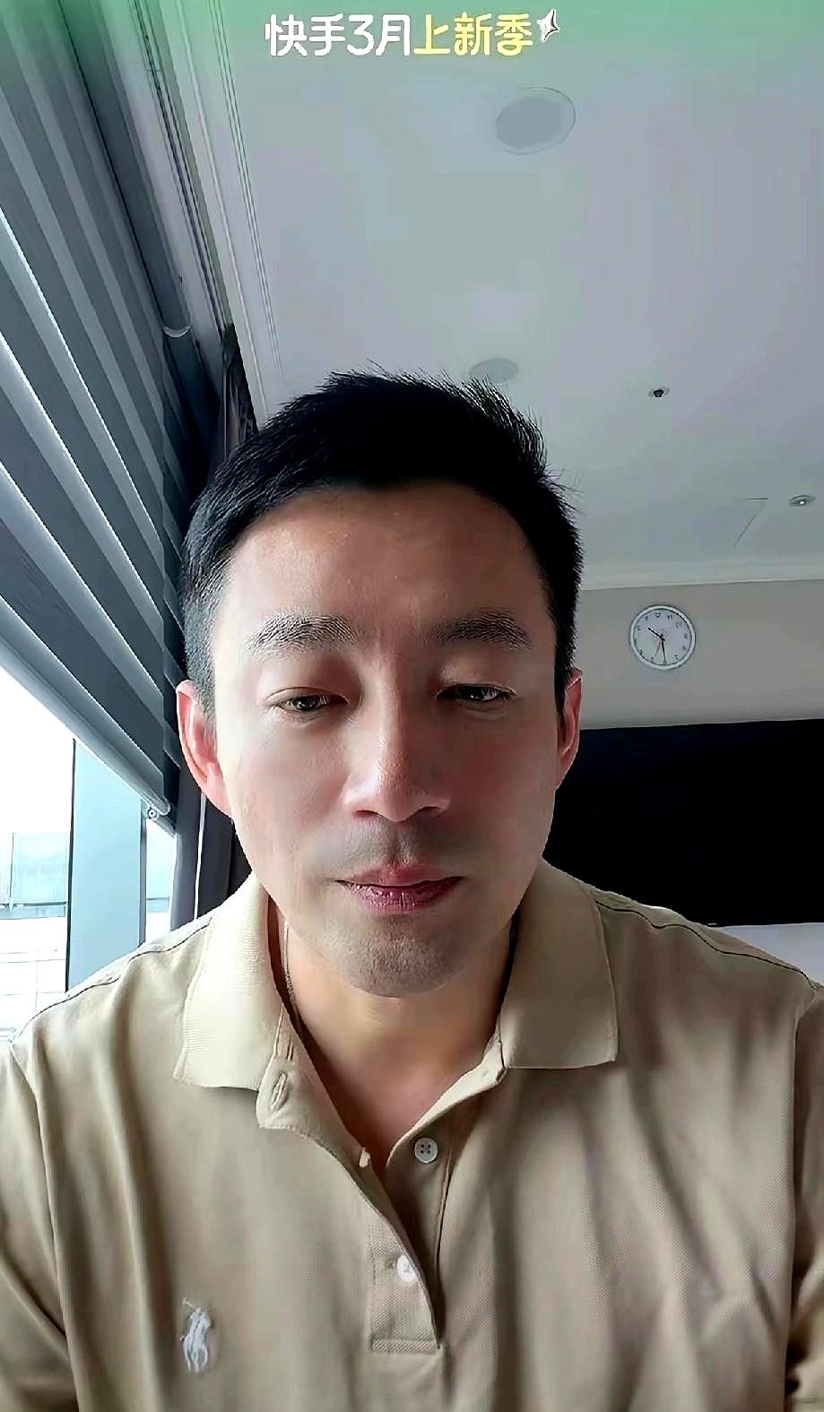 直播间里，有人忽然垮了。一条弹幕把平日里怼天怼地的汪小菲推到了情绪边缘，他当镜