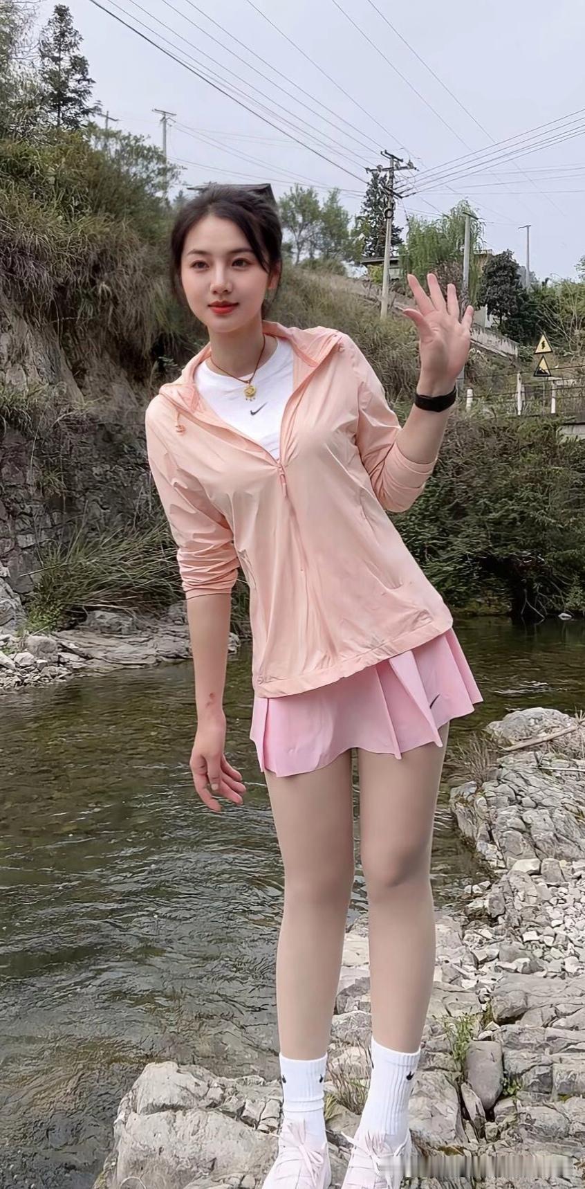 户外运动少女的一天简直不要太美好！就像春日午后那个活力女孩，哪怕天空阴沉，也挡不