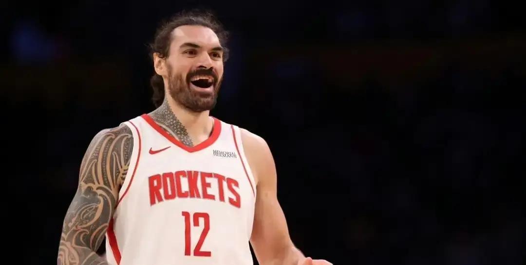 他差点因为太穷放弃选秀。2013年，史蒂文·亚当斯坐在面试间。教练问他目标