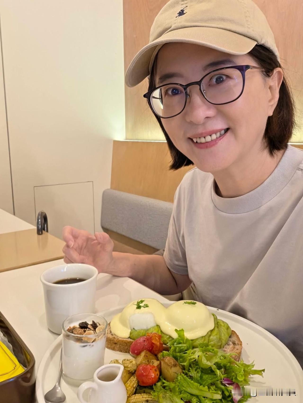 国民党立委王鸿薇今（16日）在脸书发文表示，台北午后小确幸。最近不是大太阳就是大