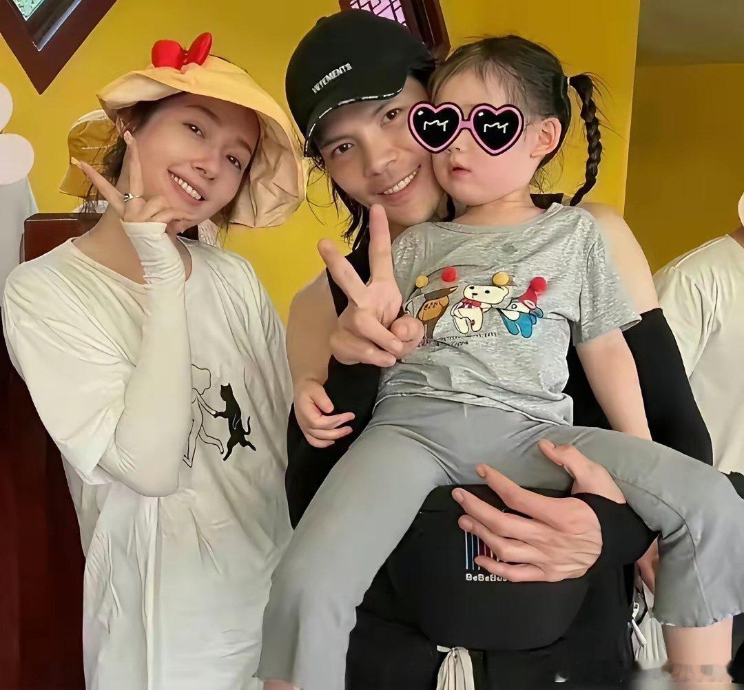 向佐这女儿很像妈妈耶，不知道眼睛有没有妈妈大。还好这小孩会长不像爸爸。​