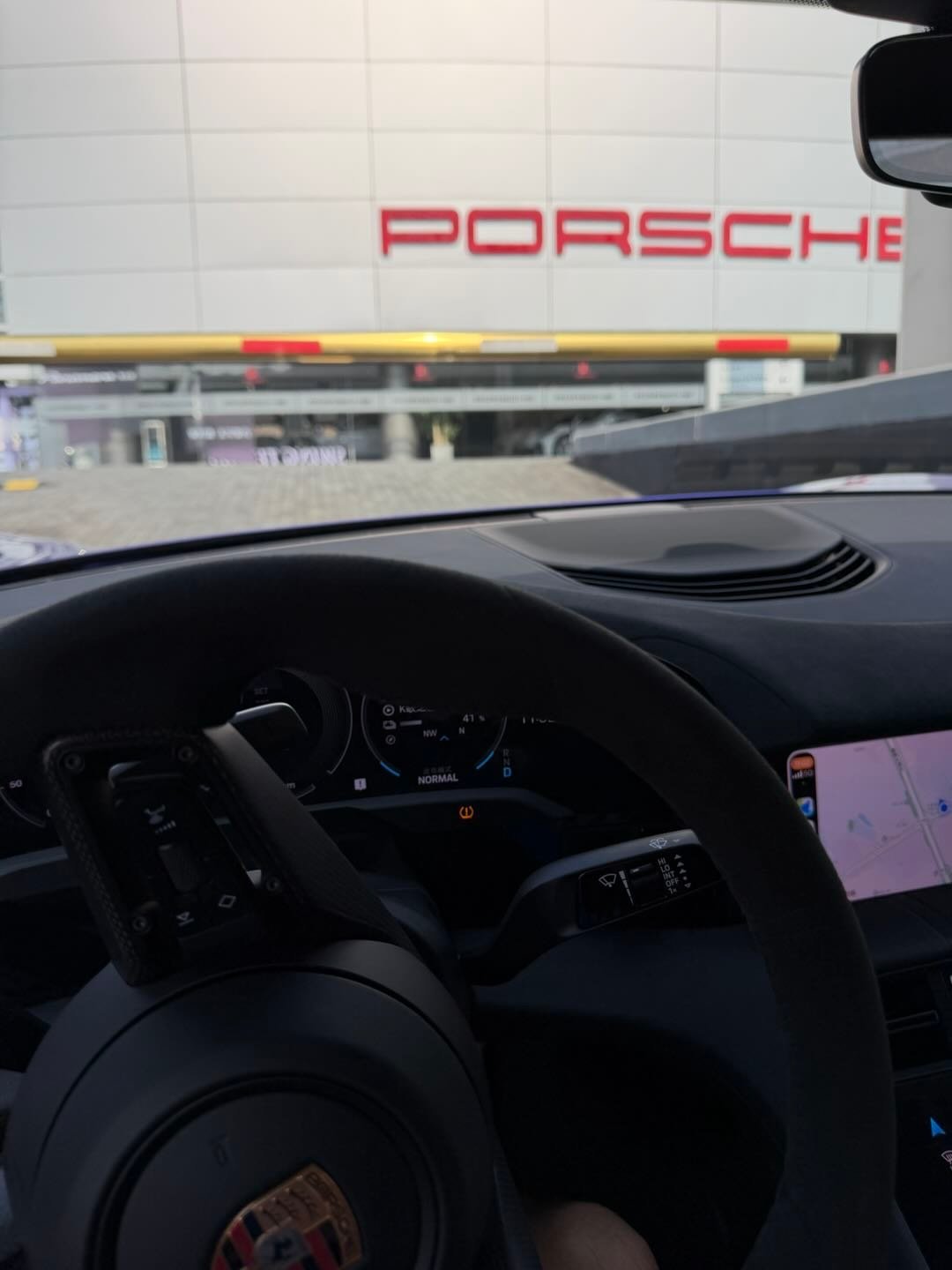 由于是广州第一台TaycanTurboGT车管所要做资料拖了两周终于顺利上牌