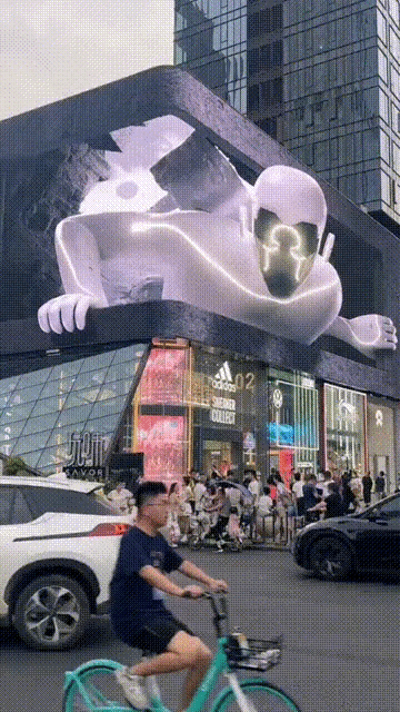 现在广场上的大屏幕，这么真实的吗？简直是大开眼界了。