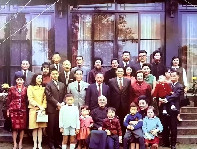 这是1967年蒋介石过80大寿时，拍摄的一张照片，因为平时大家都很忙，一家人很少