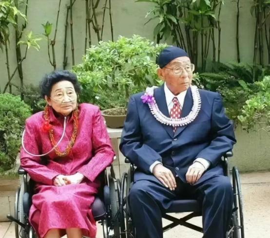 2001年，在赵一荻去世后不到一年，张学良也在美国闭上了眼睛。让人意外的是，被软