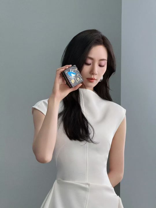 刘诗诗脖颈线条好优越刘诗诗白色收腰无袖刘诗诗白色收腰无袖裙太美啦，状态好好​​
