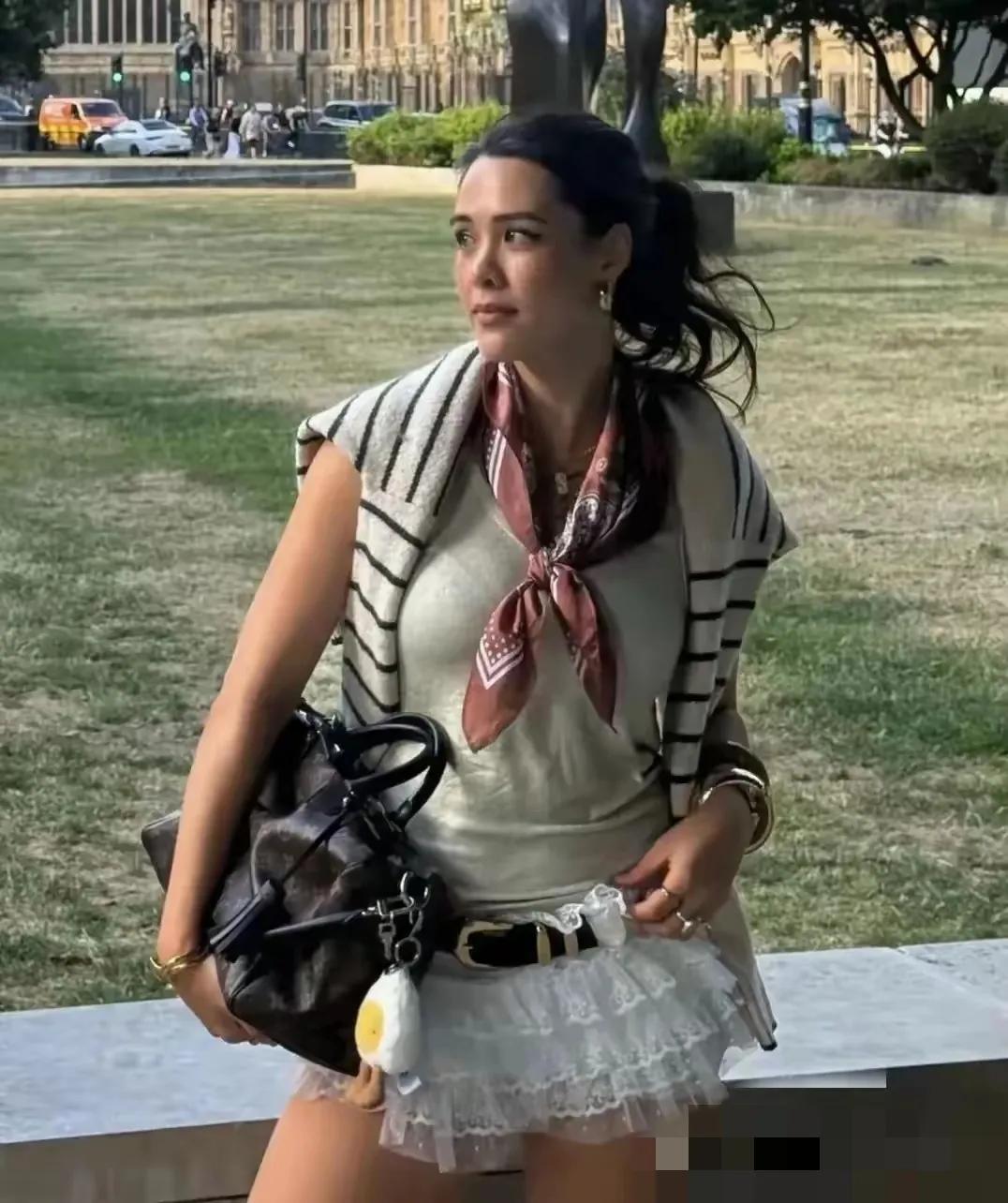 钟丽缇的大女儿太像她的妈妈了，娘俩仿佛姐妹真的好年轻，美丽瞬间的一回头，更像她的