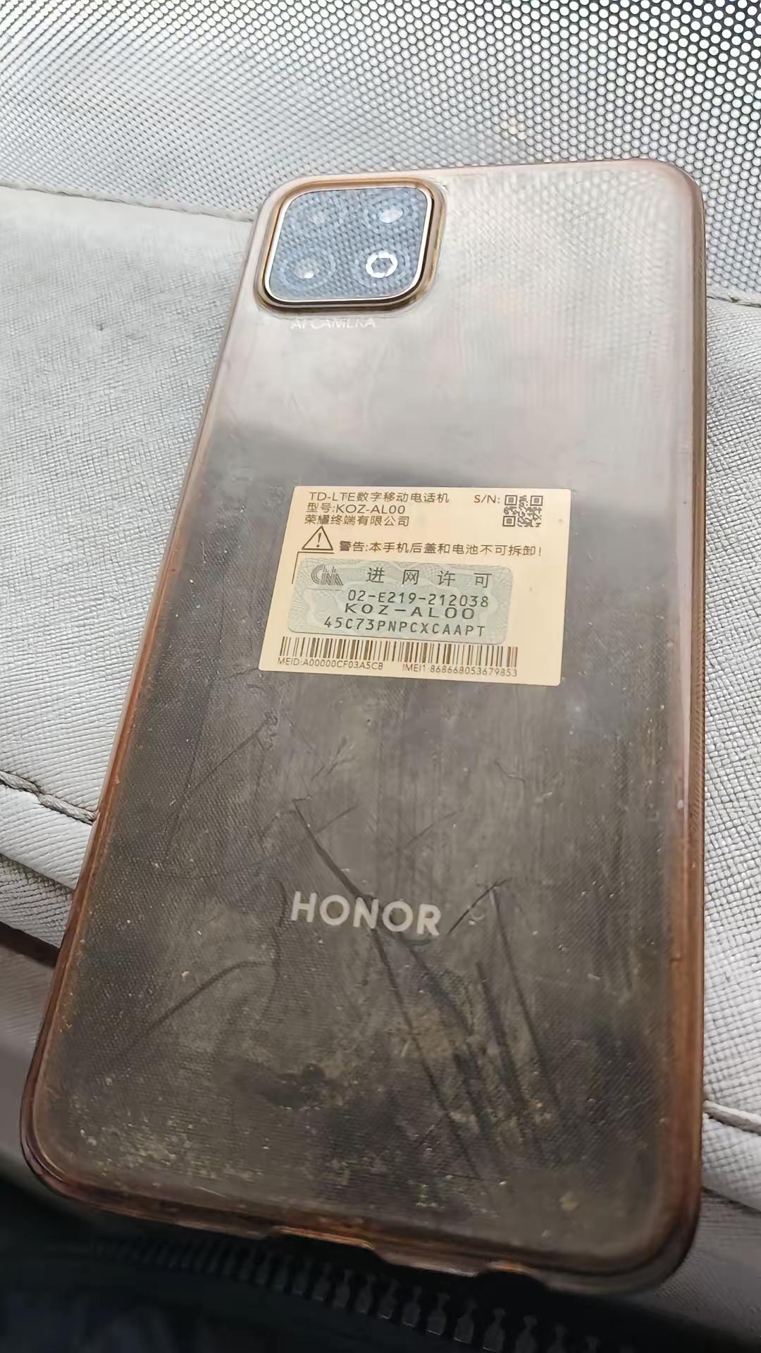 旧手机价格疯涨！家里压箱底的旧机子，最近身价直接翻倍，上门回收的人一天来好几