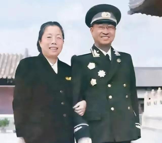 1955年，陈赓被授予大将军衔！授衔仪式结束后，陈赓穿着自己的大将军服开始逛了