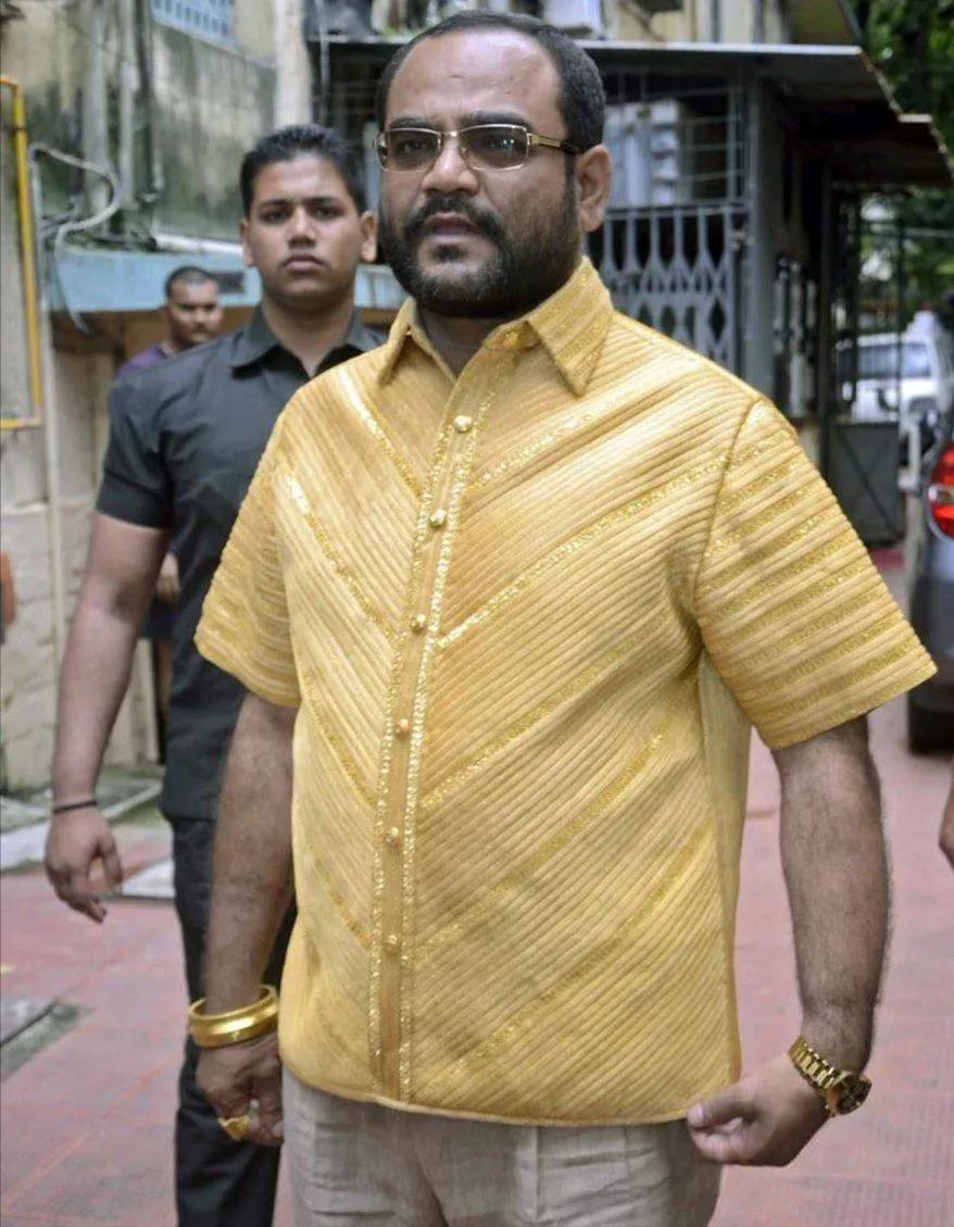 2014年，印度商人为了庆祝45岁生日，用4公斤黄金为自己量身定做了一件衬衫，这