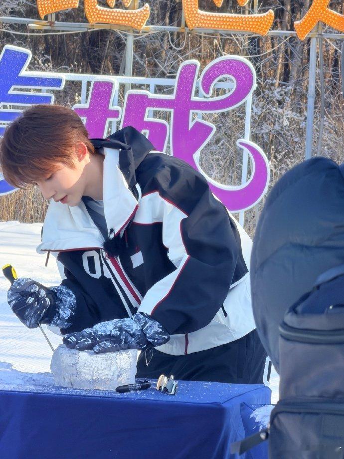 刘宇不语只是一味凿冰长春录制的意外惊喜！刘宇沉迷冰雕事业，埋头凿凿凿不厌倦，阳