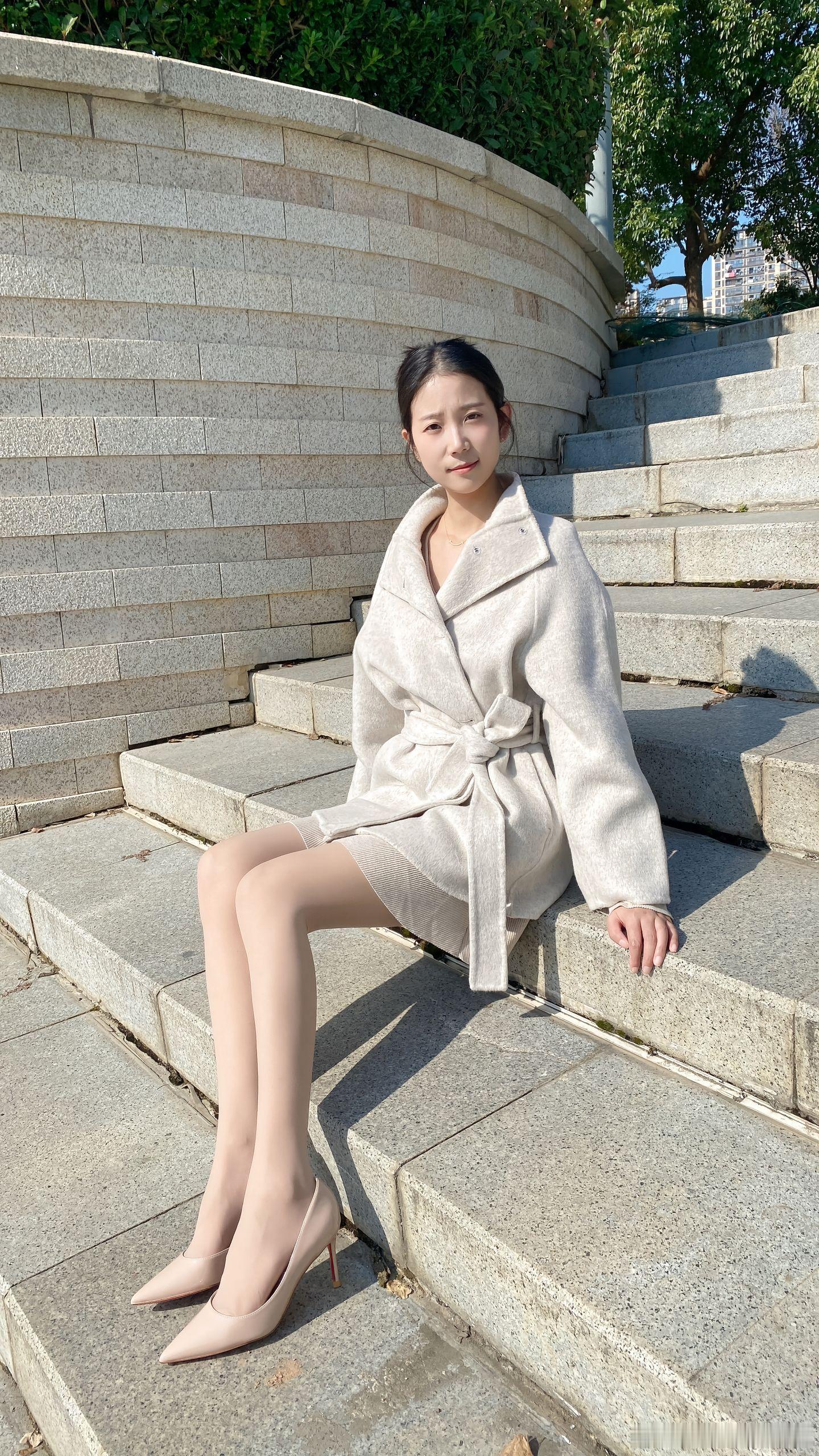 今天穿什么米色风衣，肉丝配裸色高跟鞋美女绘梦长廊