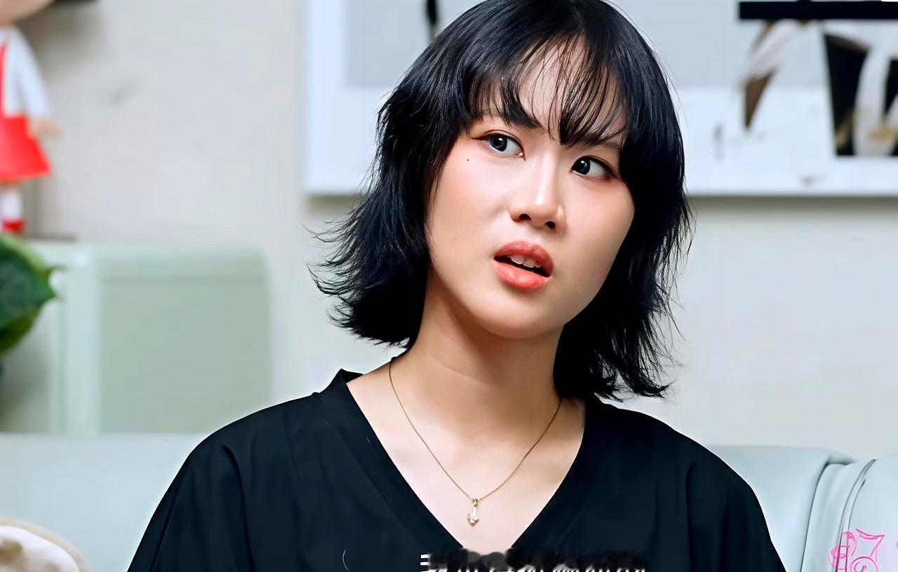 你能想象两个同父异母的亲姐妹，第一次坐下来喝咖啡，居然全程一句话都憋不出来吗？
